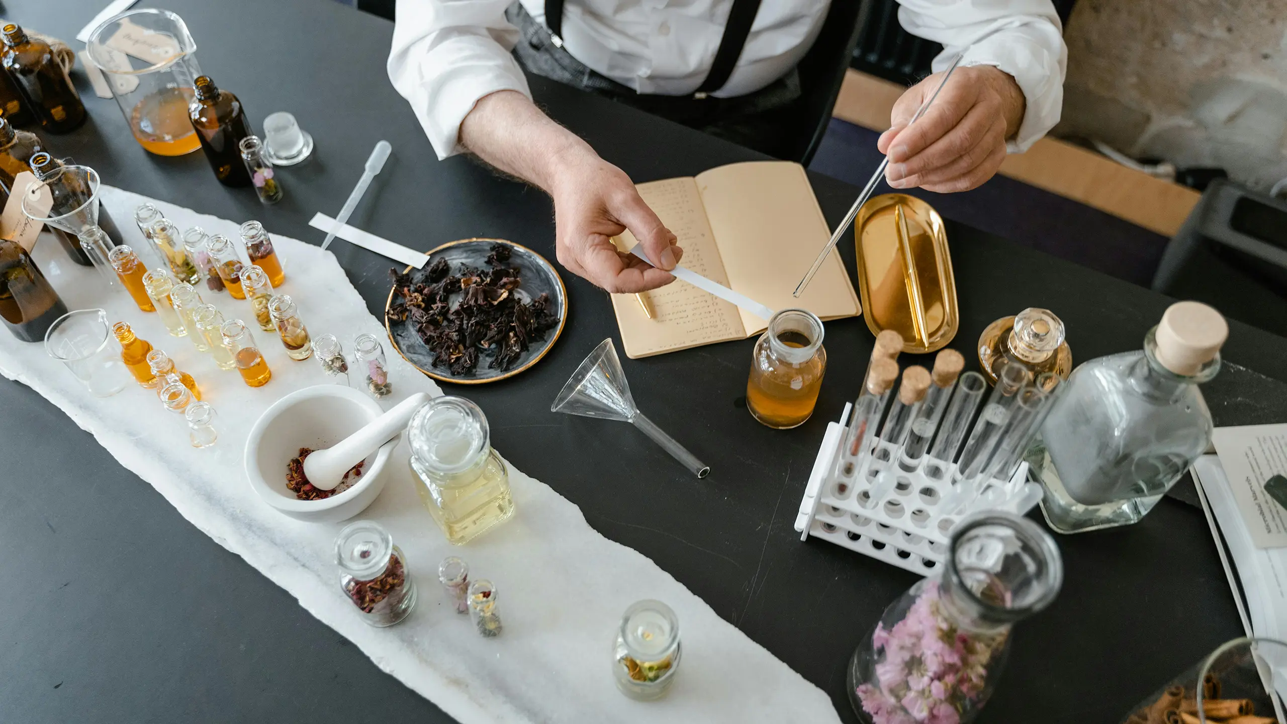 Create Your Ideal Perfume Gift Set with VitalVaporniy’s Expert Personalization